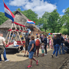 Lammetjesdag in Orvelte: blije kinderen, jonge geitjes en beschuit-met-muisjes